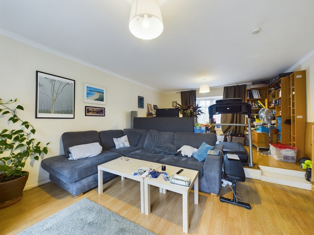 3 bed end of terrace house to rent in Broadwood Close, Horsham  - Property Image 5