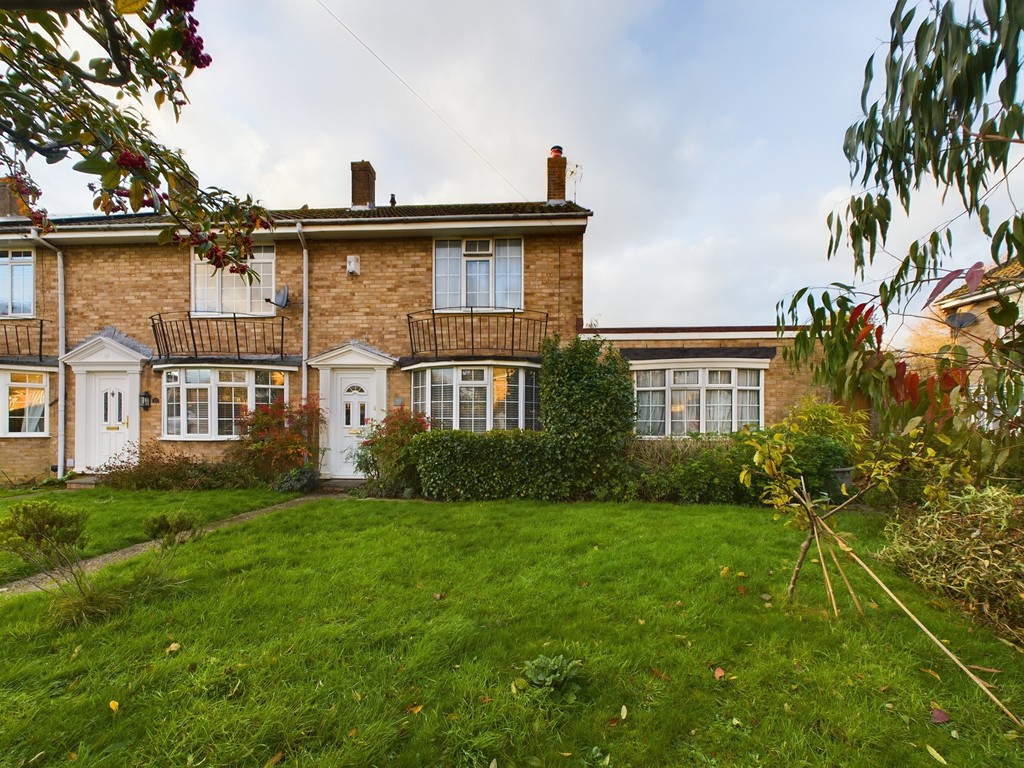 3 bed end of terrace house to rent in Broadwood Close, Horsham, RH12