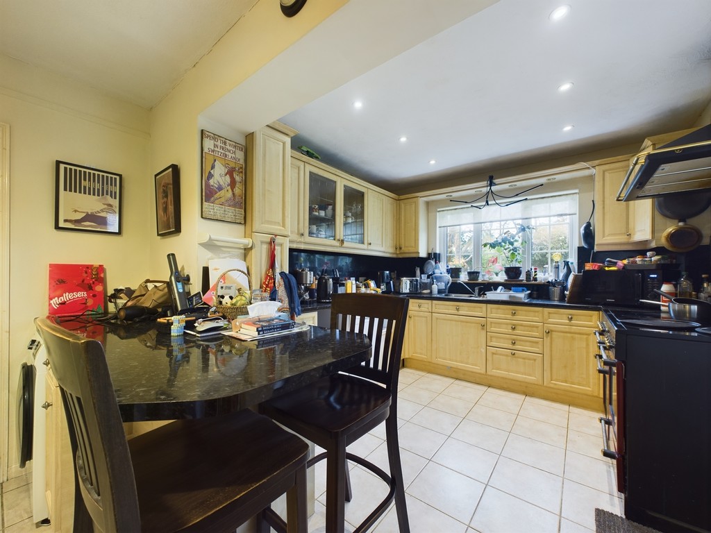 3 bed end of terrace house to rent in Broadwood Close, Horsham  - Property Image 3