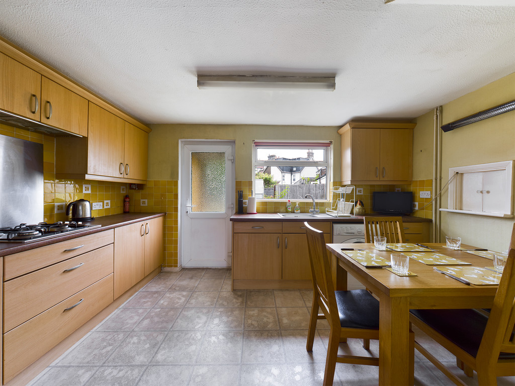 3 bed semi-detached house to rent in Hardy Close, Horsham  - Property Image 5