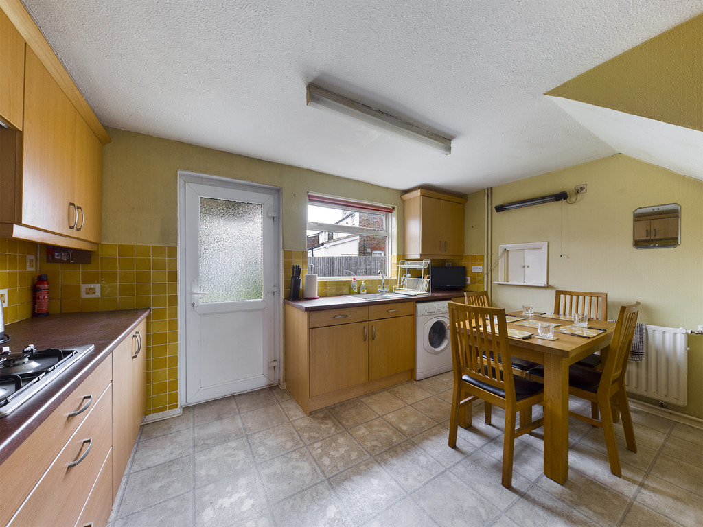 3 bed semi-detached house to rent in Hardy Close, Horsham  - Property Image 6