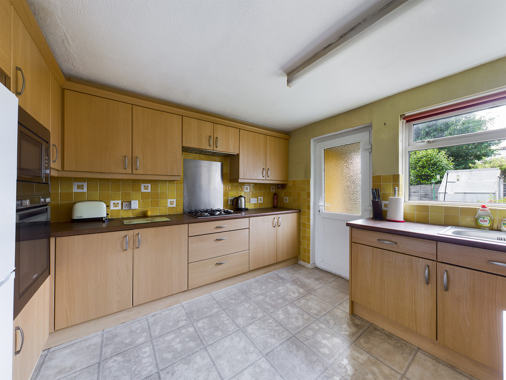 3 bed semi-detached house to rent in Hardy Close, Horsham  - Property Image 7