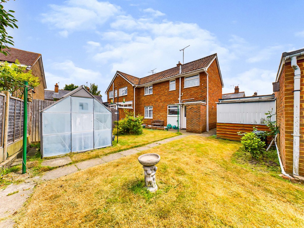 3 bed semi-detached house to rent in Hardy Close, Horsham  - Property Image 9