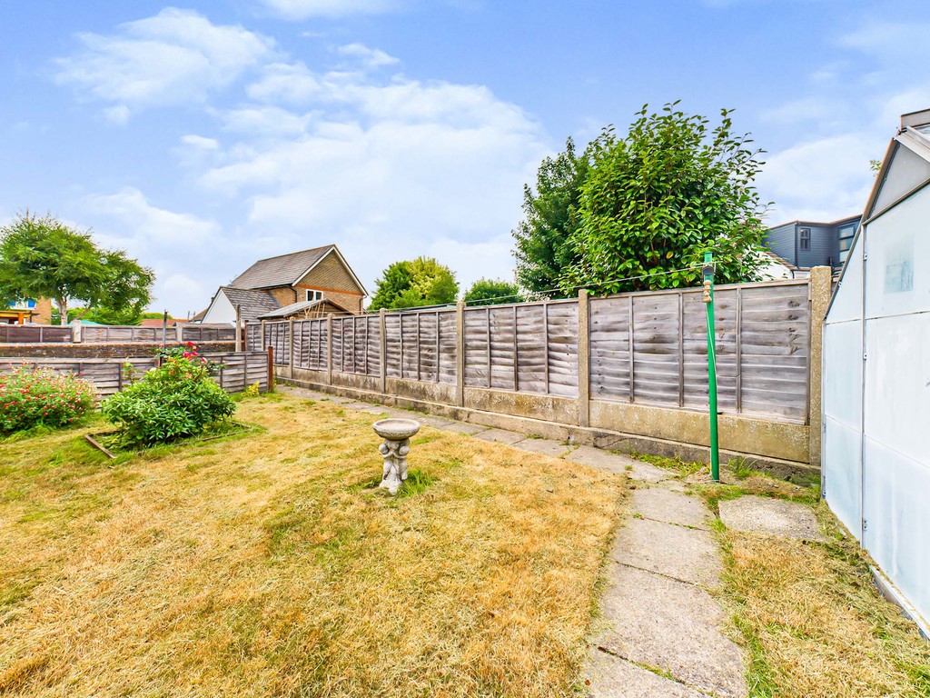 3 bed semi-detached house to rent in Hardy Close, Horsham  - Property Image 13