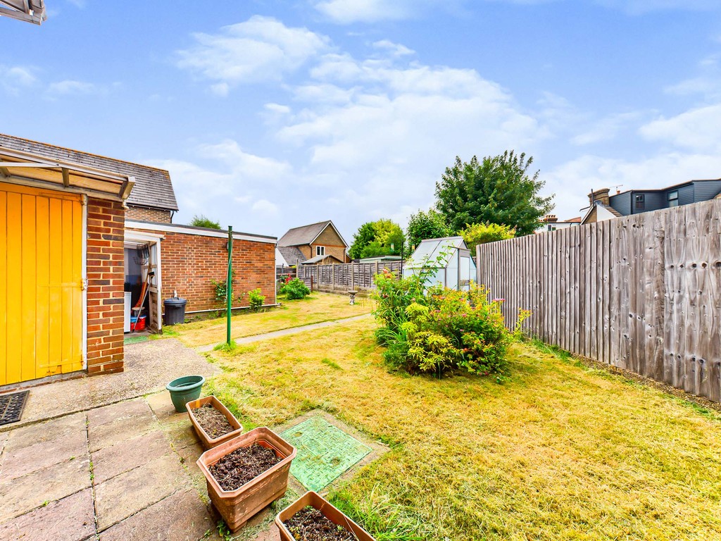 3 bed semi-detached house to rent in Hardy Close, Horsham  - Property Image 14