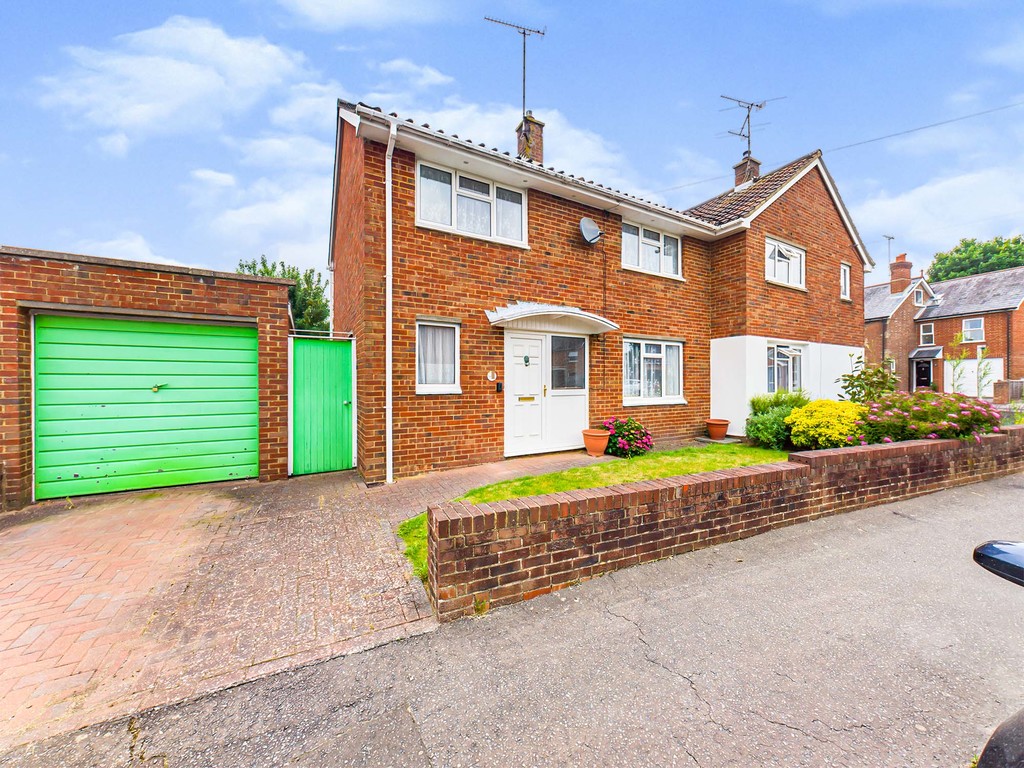 3 bed semi-detached house to rent in Hardy Close, Horsham  - Property Image 3
