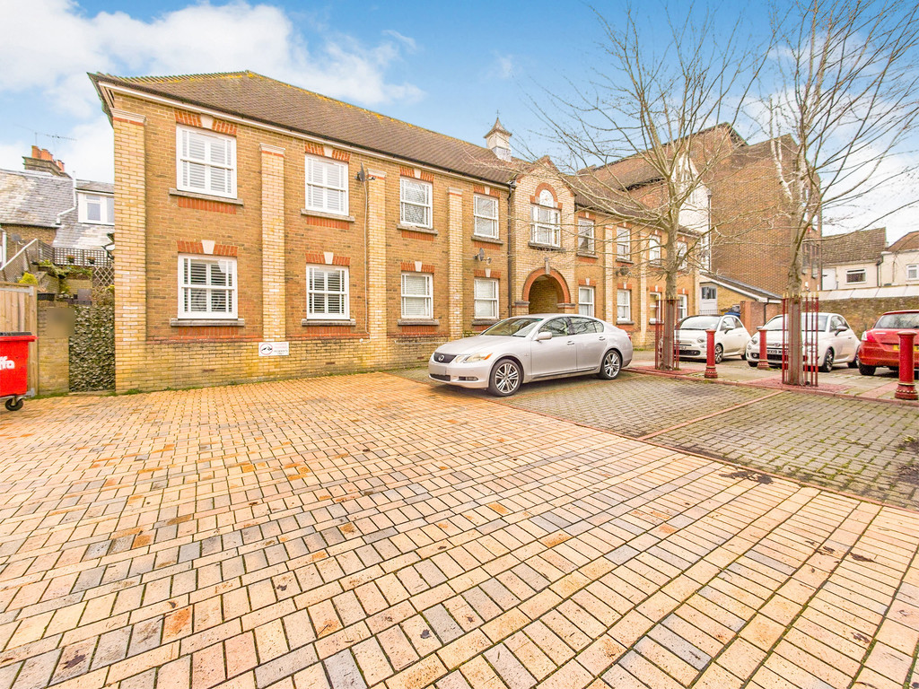 2 bed mews house for sale in Anchor Court, Horsham  - Property Image 3