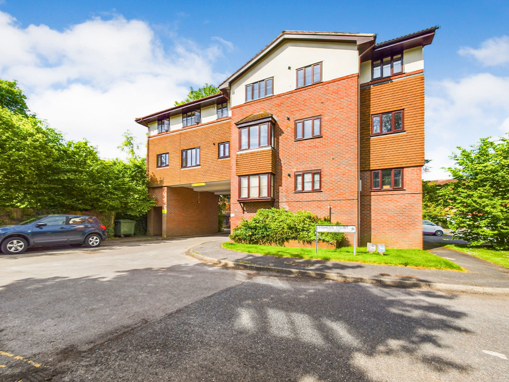 2 bed apartment for sale in Fishers Court, Horsham, RH12