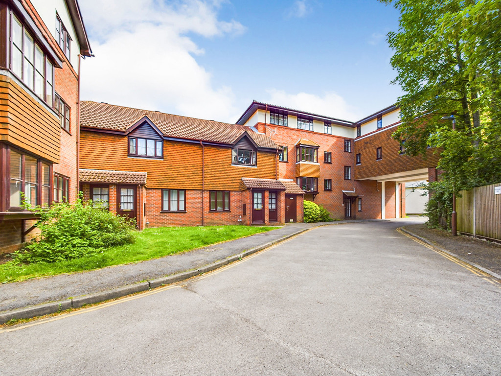 2 bed apartment for sale in Fishers Court, Horsham  - Property Image 12
