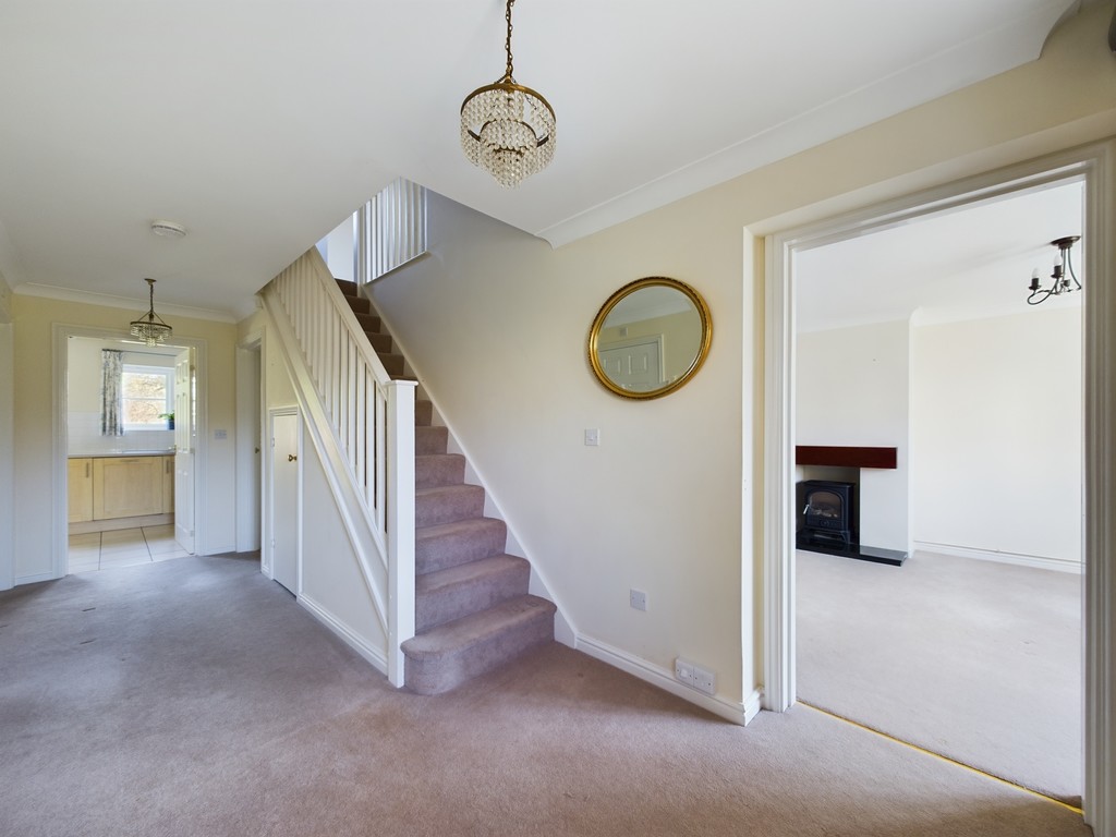 3 bed terraced house for sale in Wyvern Place, Horsham  - Property Image 3