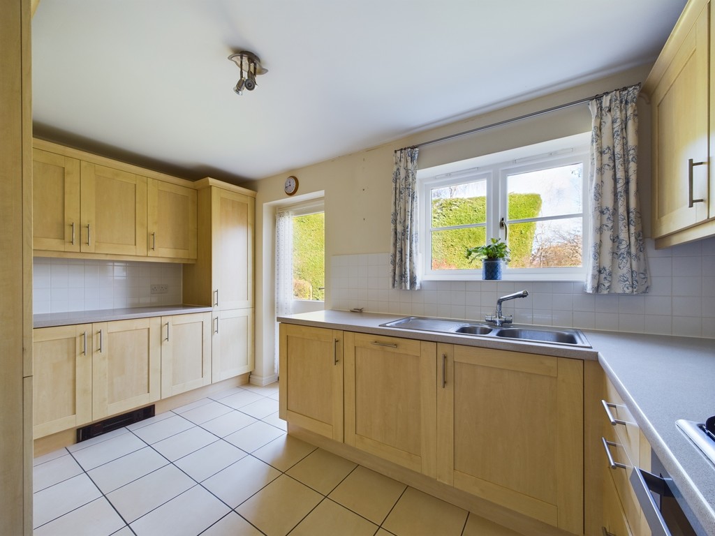 3 bed terraced house for sale in Wyvern Place, Horsham  - Property Image 3