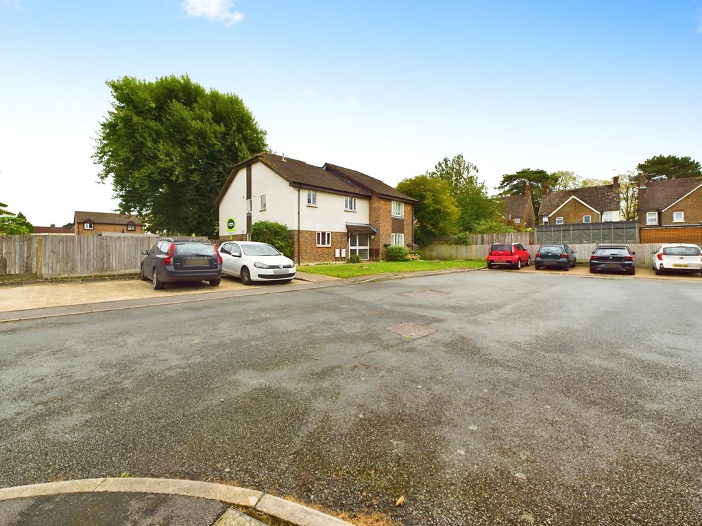 2 bed apartment for sale in Darwin Close, Horsham  - Property Image 9