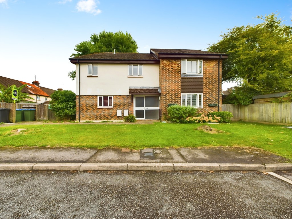 2 bed apartment for sale in Darwin Close, Horsham  - Property Image 1