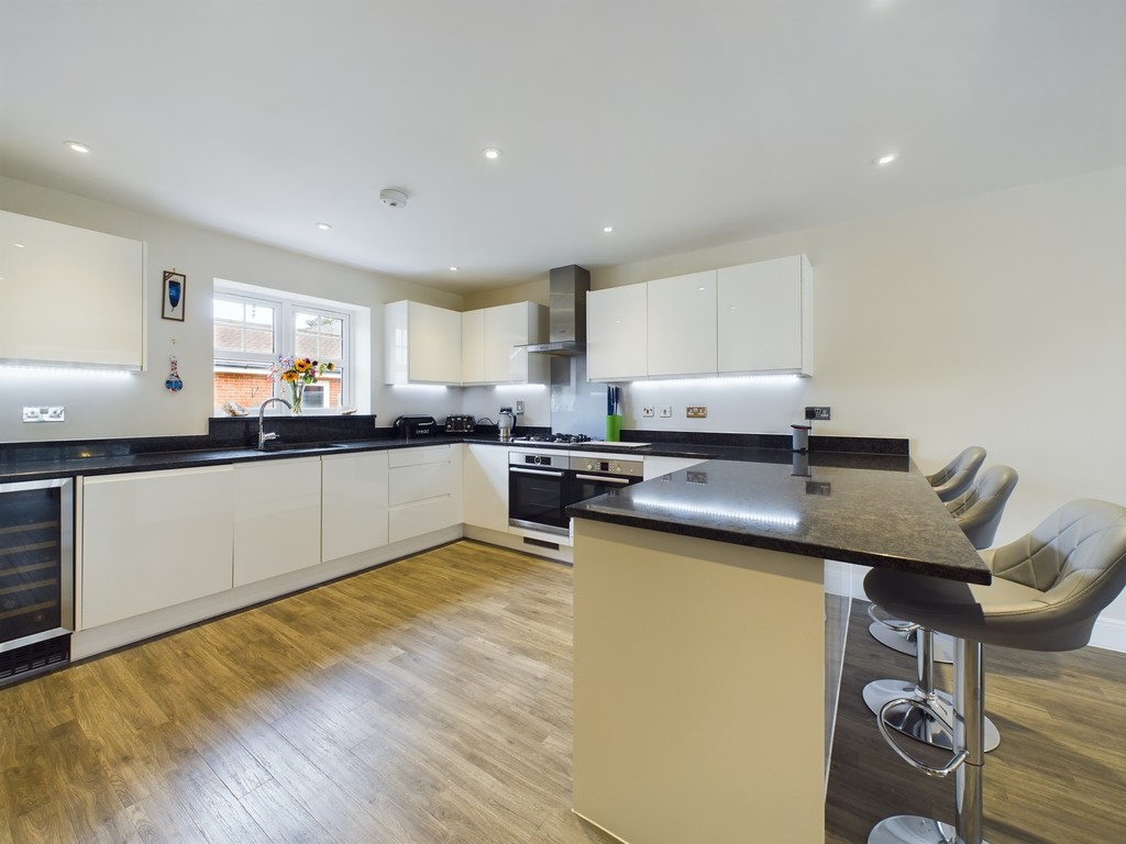 4 bed detached house for sale in Hansom Way, Crawley  - Property Image 4