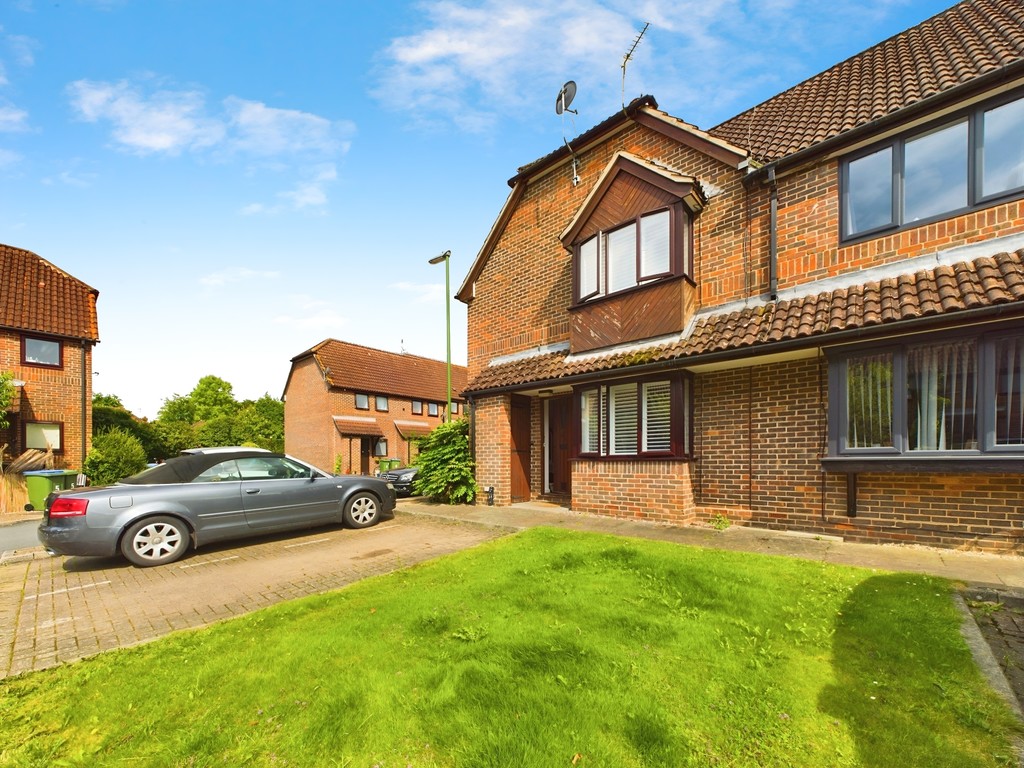 1 bed terraced house for sale in Kingsmead Place, Horsham  - Property Image 8