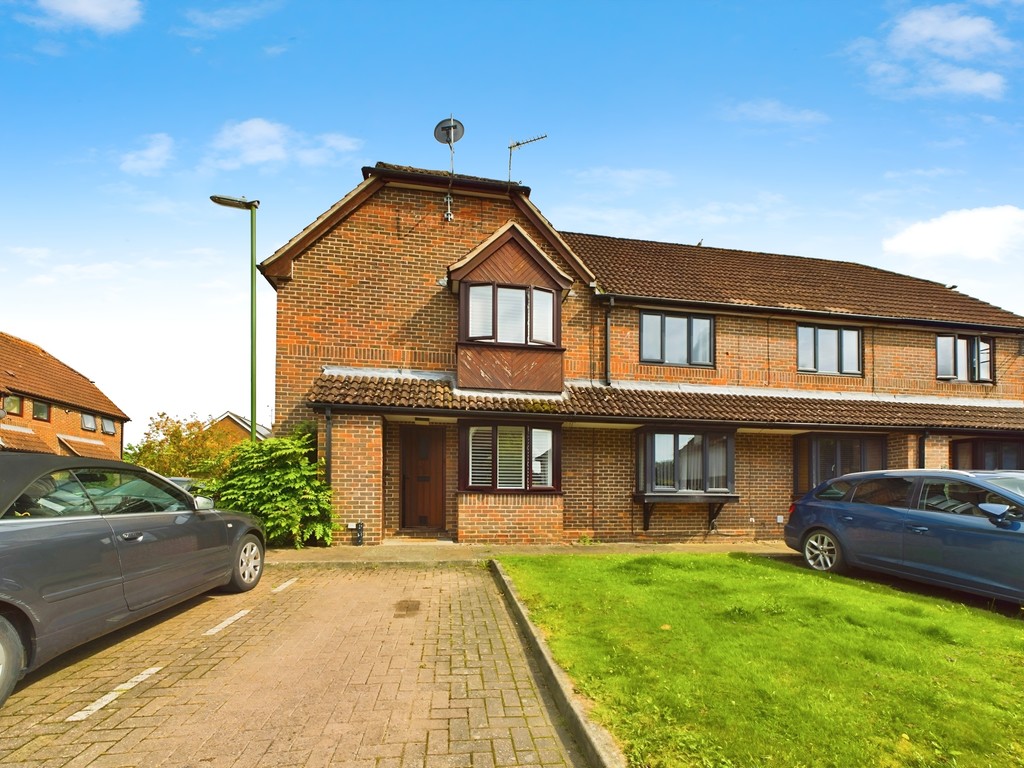 1 bed terraced house for sale in Kingsmead Place, Horsham  - Property Image 1