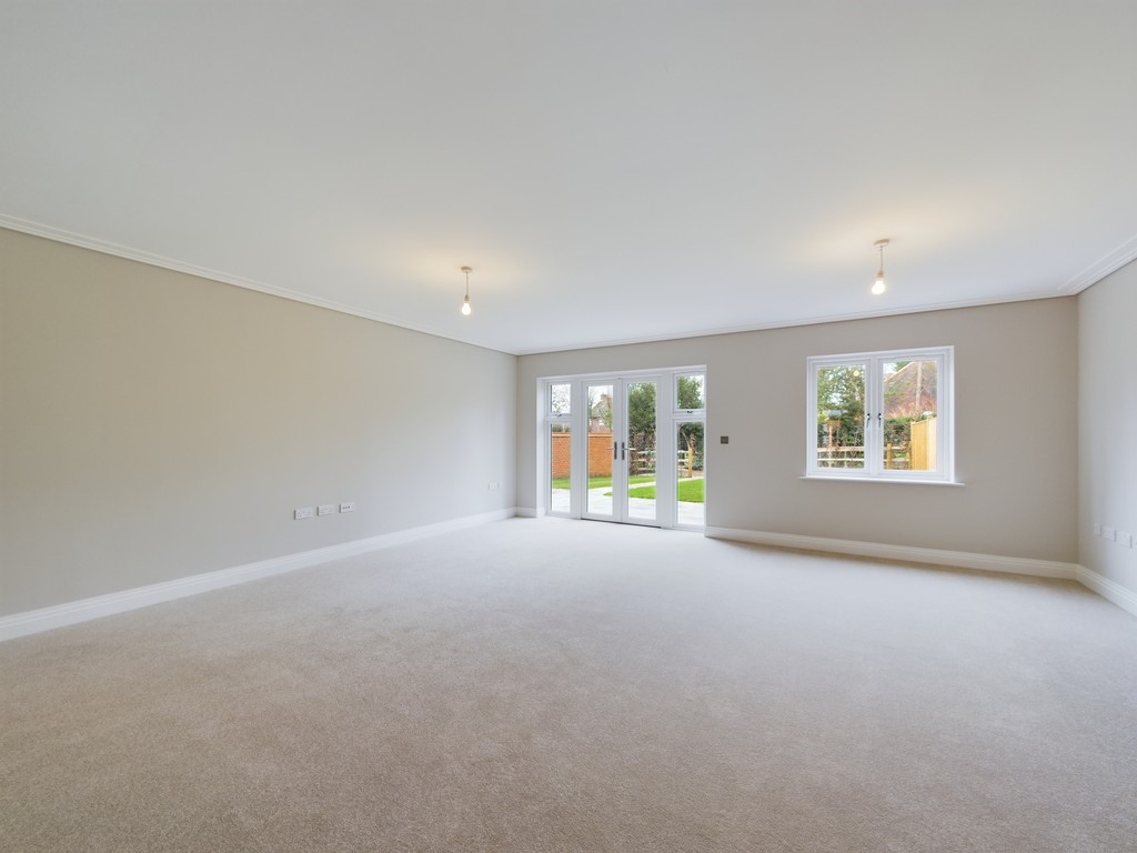 3 bed end of terrace house for sale in Swallows Gate, Horsham  - Property Image 6