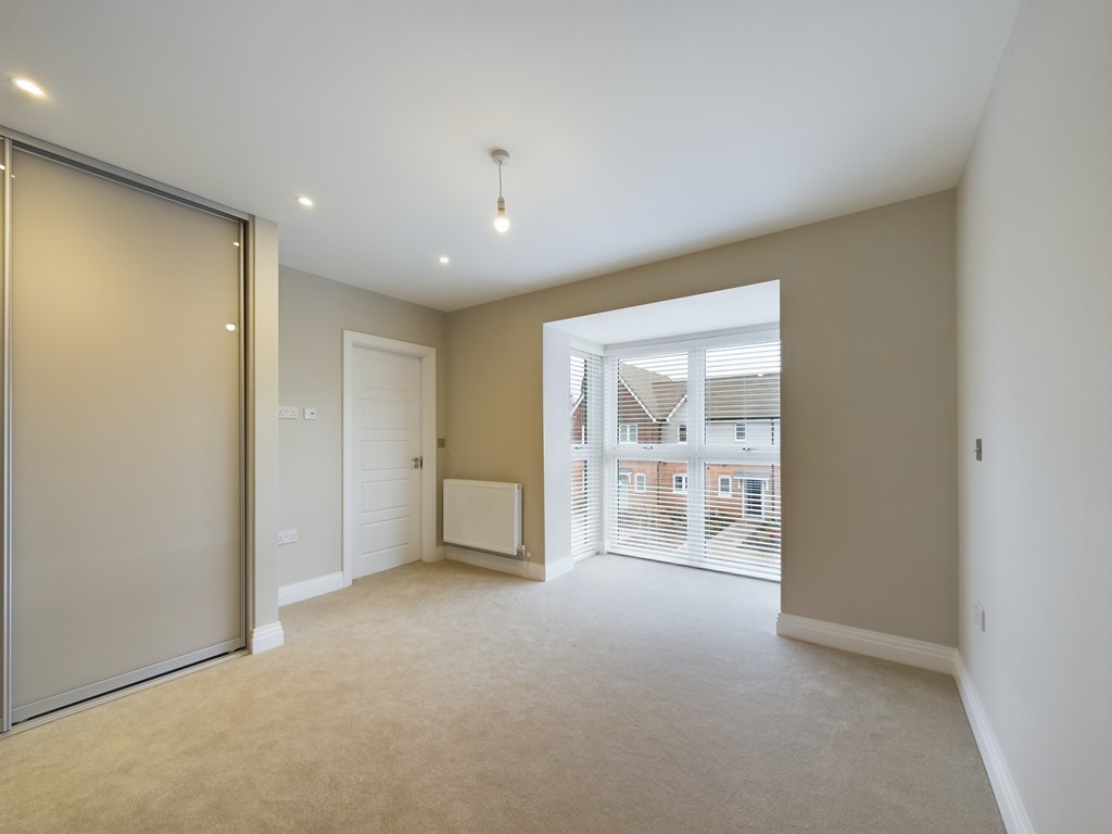 3 bed end of terrace house for sale in Swallows Gate, Horsham  - Property Image 7