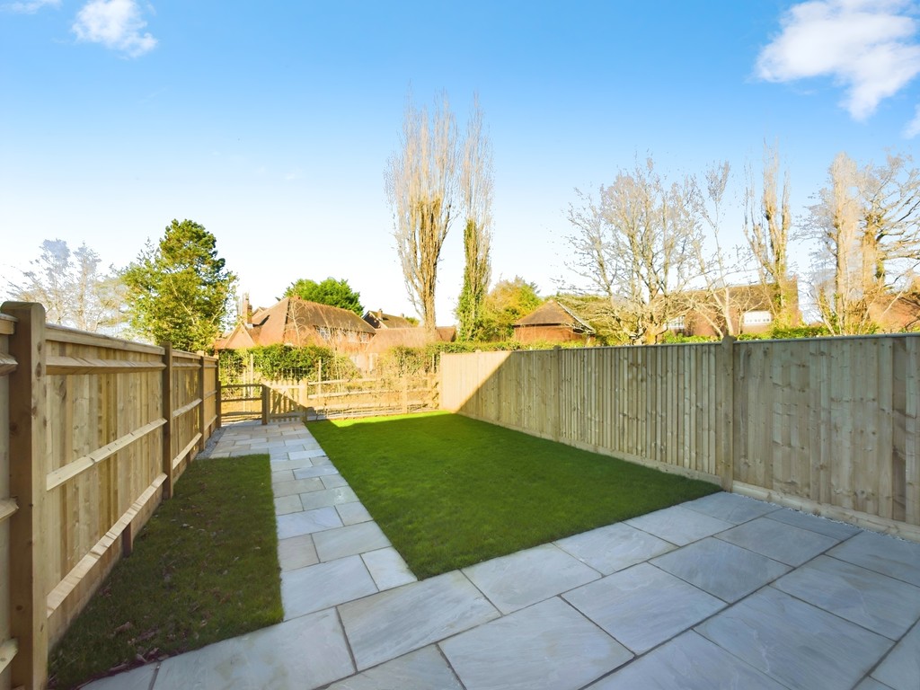 3 bed terraced house for sale in Swallows Gate, Horsham  - Property Image 9