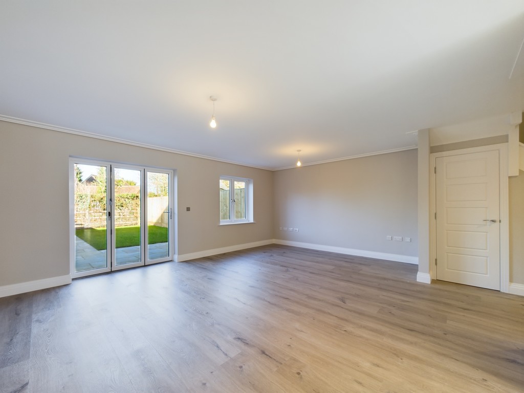 3 bed terraced house for sale in Swallows Gate, Horsham  - Property Image 4