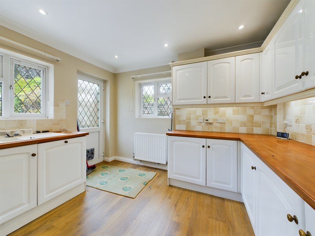 2 bed detached bungalow to rent in Depot Road, Horsham  - Property Image 3