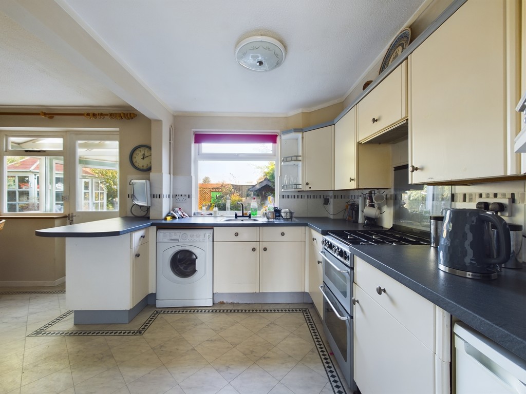 3 bed end of terrace house for sale in Corsletts Avenue, Horsham  - Property Image 3