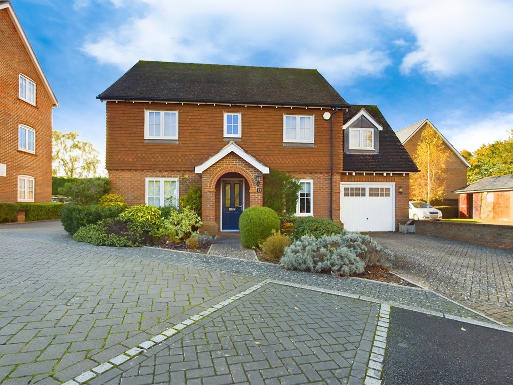 4 bed detached house for sale in Brookfield Close, Horsham - Property Image 1