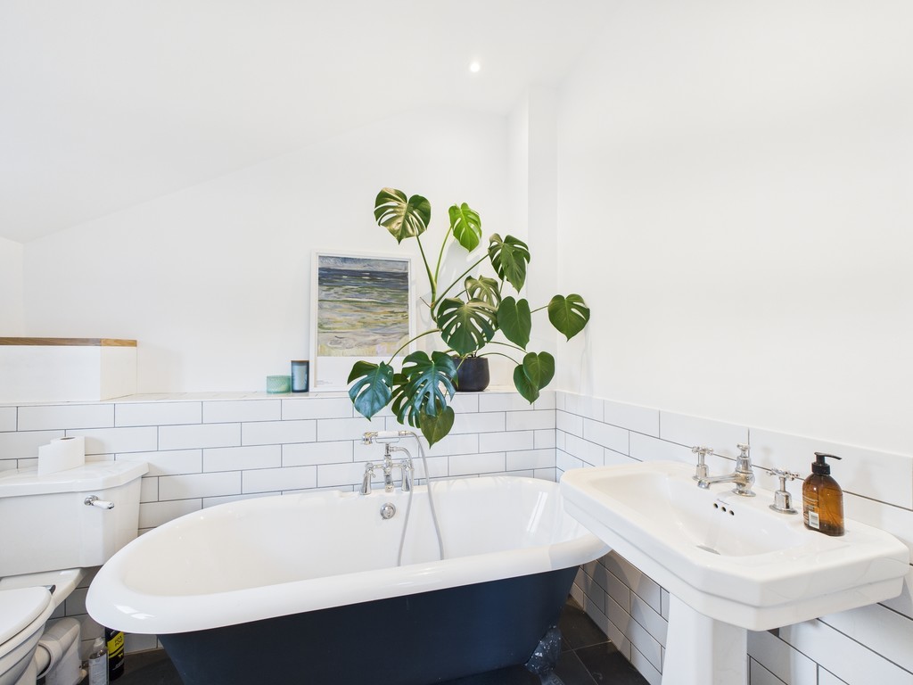 3 bed semi-detached house for sale in Swindon Road, Horsham  - Property Image 5