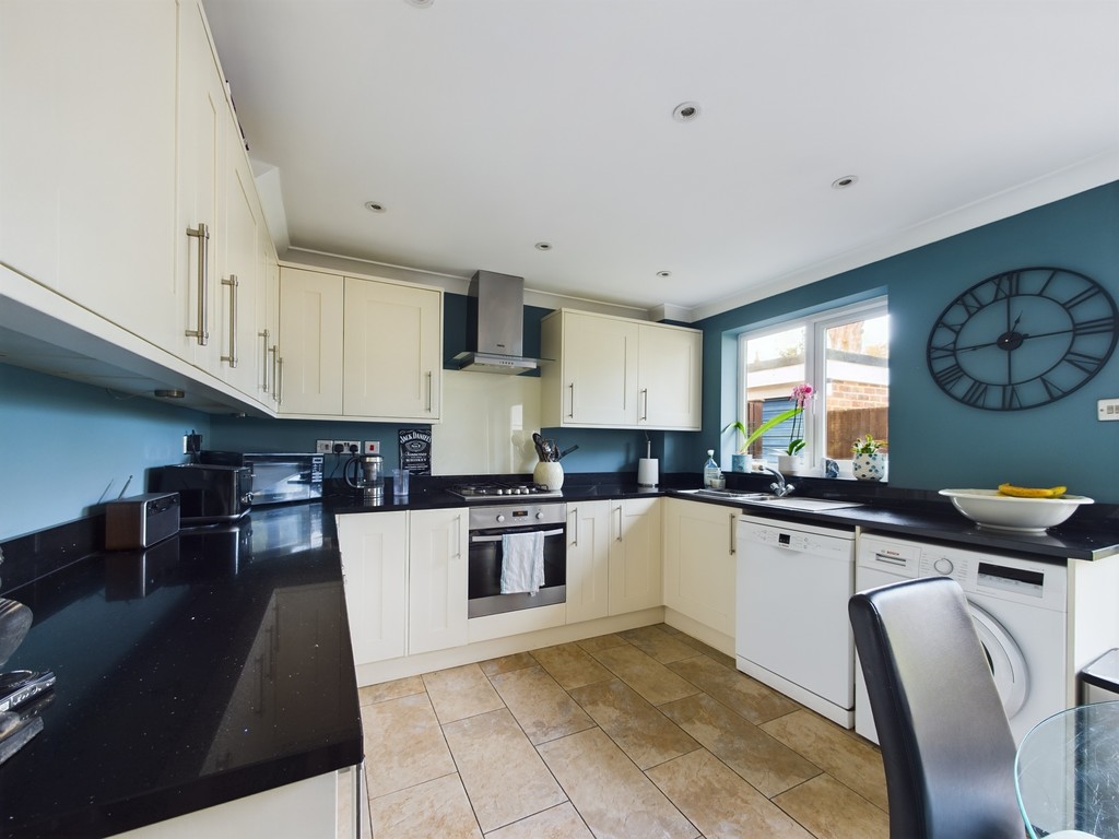 3 bed semi-detached house for sale in Sycamore Avenue, Horsham  - Property Image 12