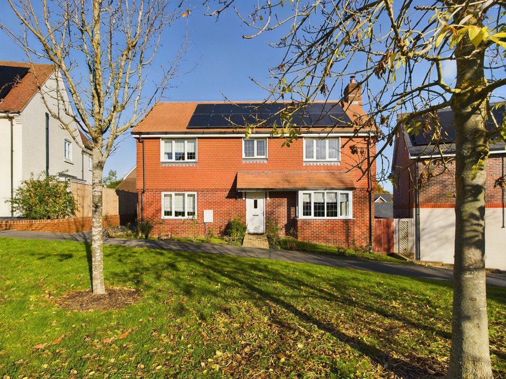 4 bed detached house to rent in Riverside, Pulborough - Property Image 1