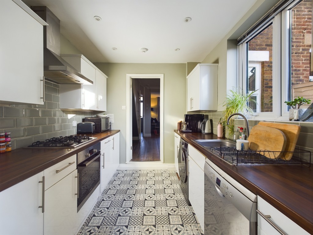 3 bed terraced house to rent in Oakhill Road, Horsham, RH13  - Property Image 4