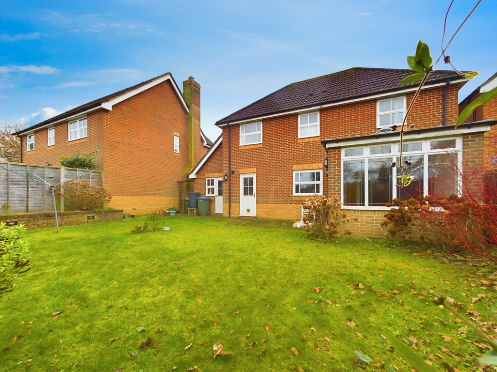 4 bed detached house for sale in Britten Close, Horsham  - Property Image 11