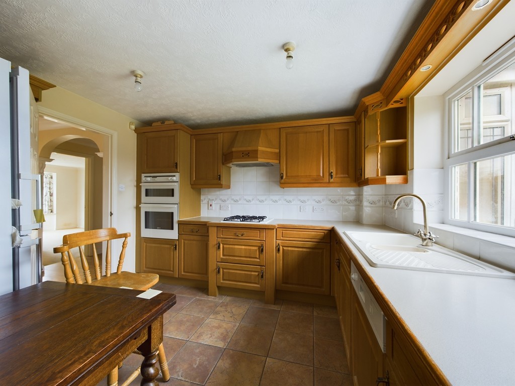 4 bed detached house for sale in Britten Close, Horsham  - Property Image 5