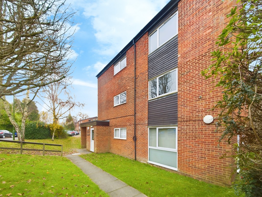 2 bed apartment for sale in Gilligan Close, Horsham  - Property Image 1