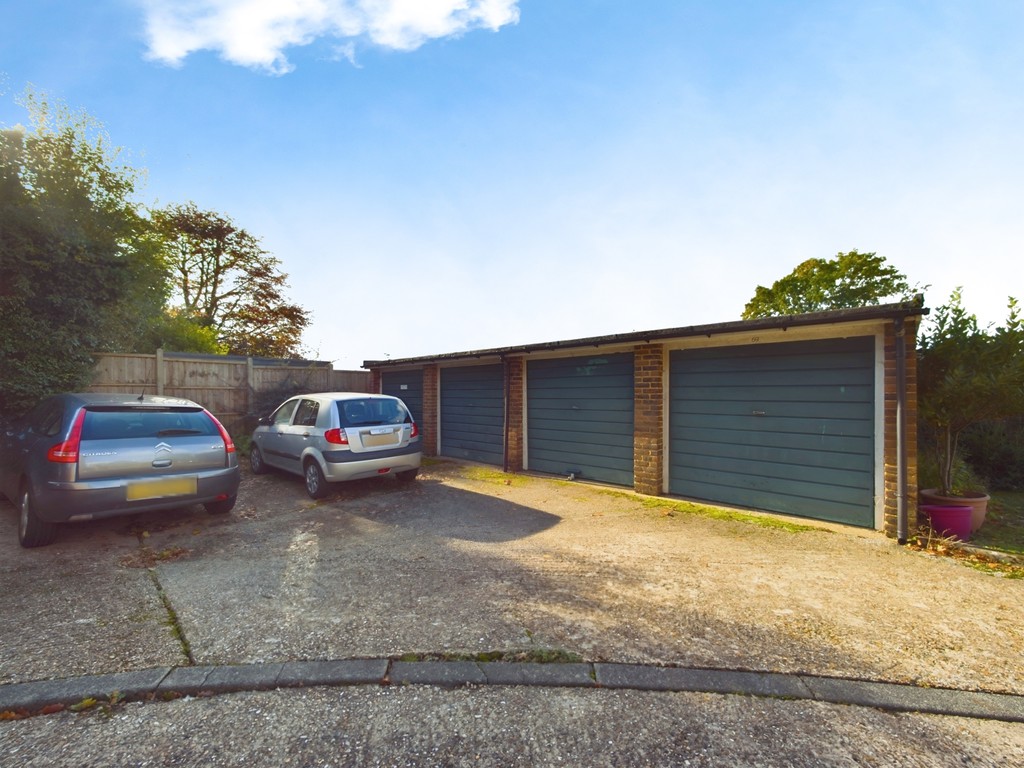 2 bed maisonette for sale in Cotswold Court, Horsham  - Property Image 8