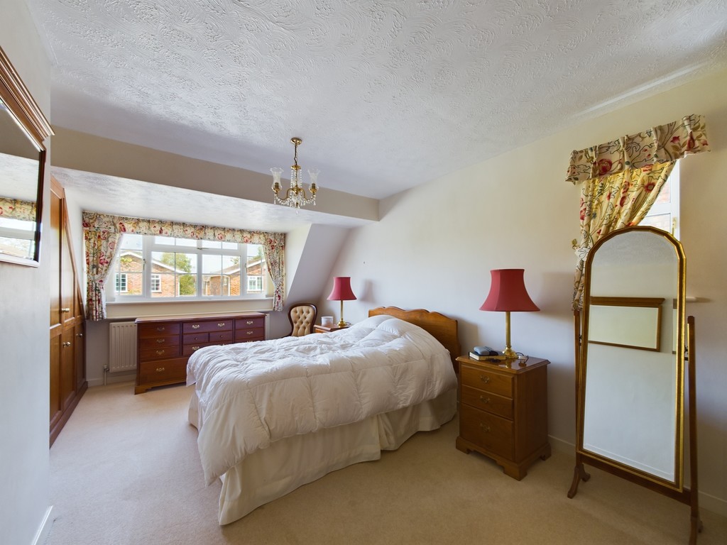 3 bed detached house for sale in Reynard Close, Horsham  - Property Image 5