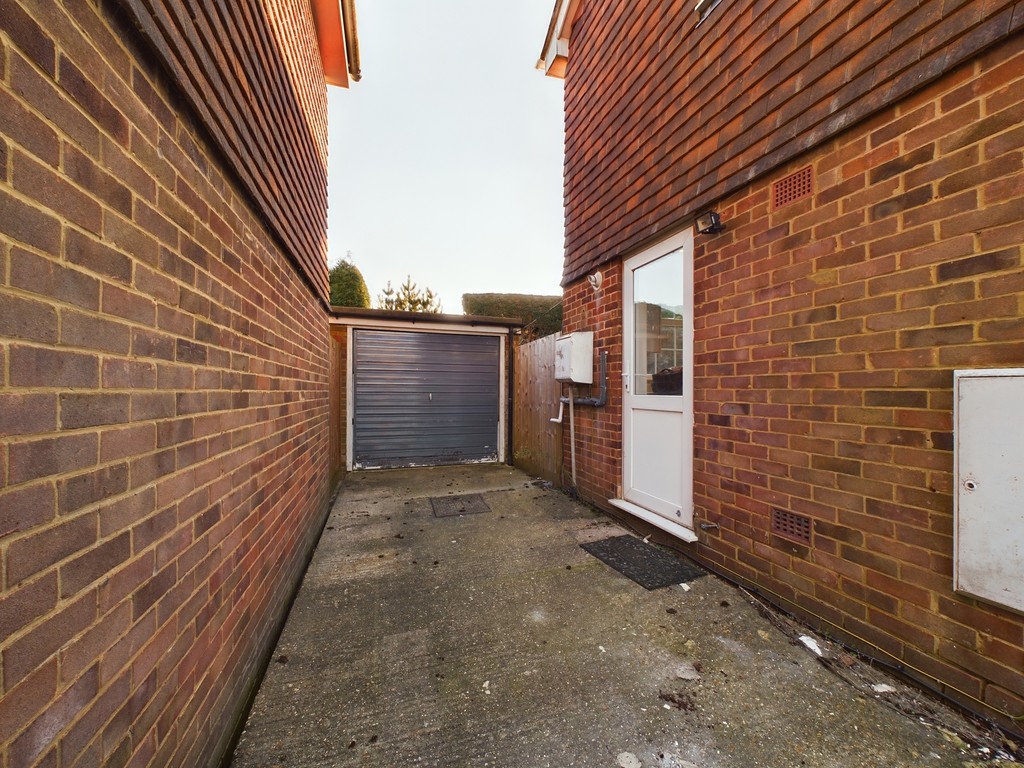 3 bed detached house to rent in Powell Road, Lewes  - Property Image 8