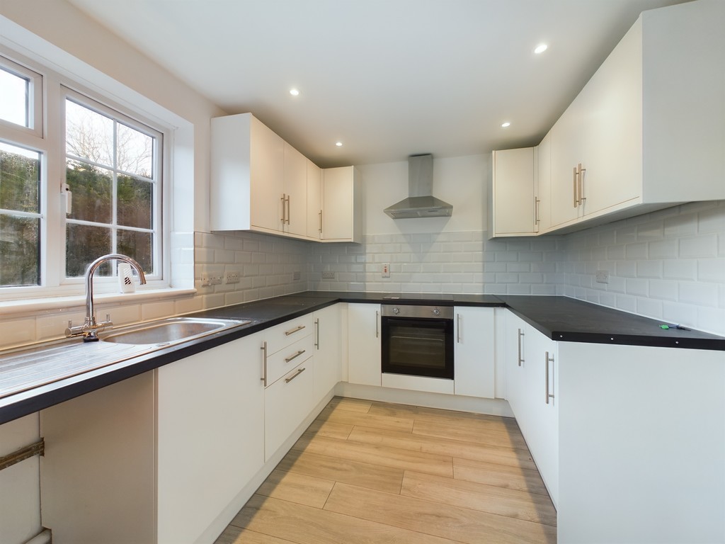 3 bed detached house to rent in Powell Road, Lewes  - Property Image 3