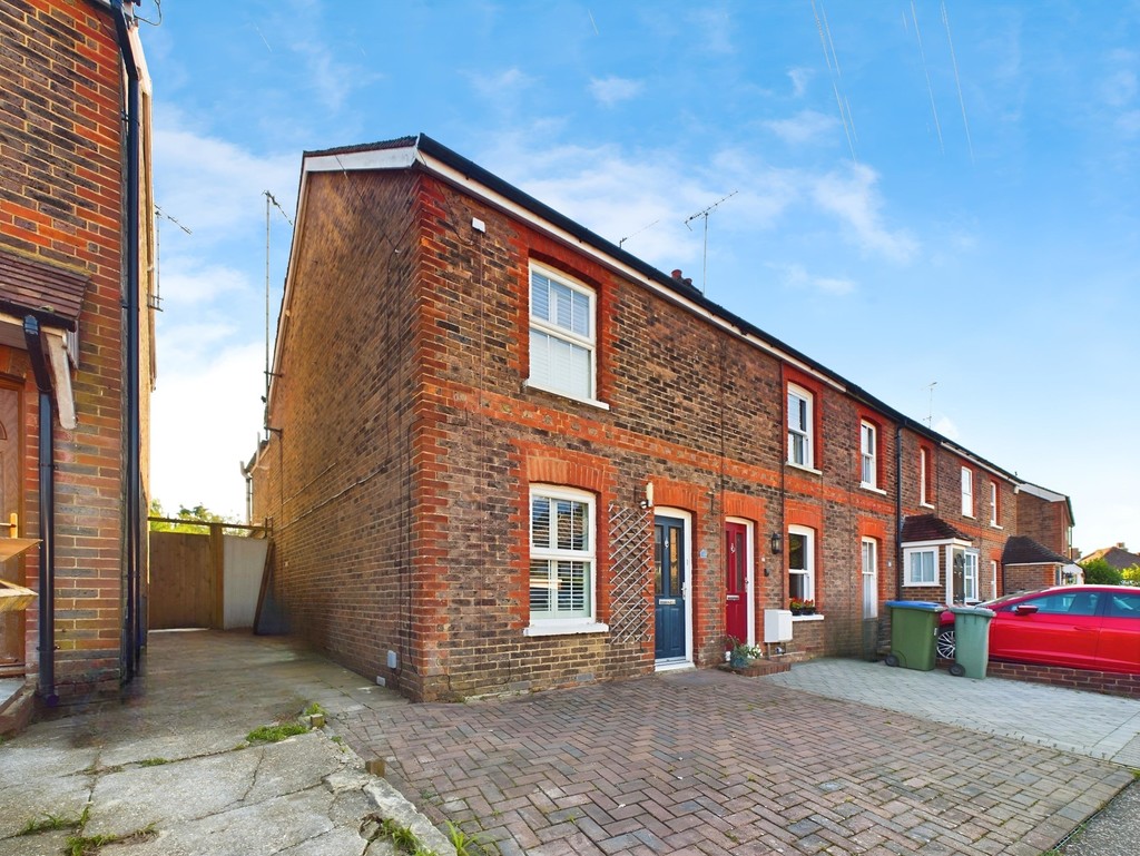 2 bed end of terrace house for sale in Littlehaven Lane, Horsham  - Property Image 1