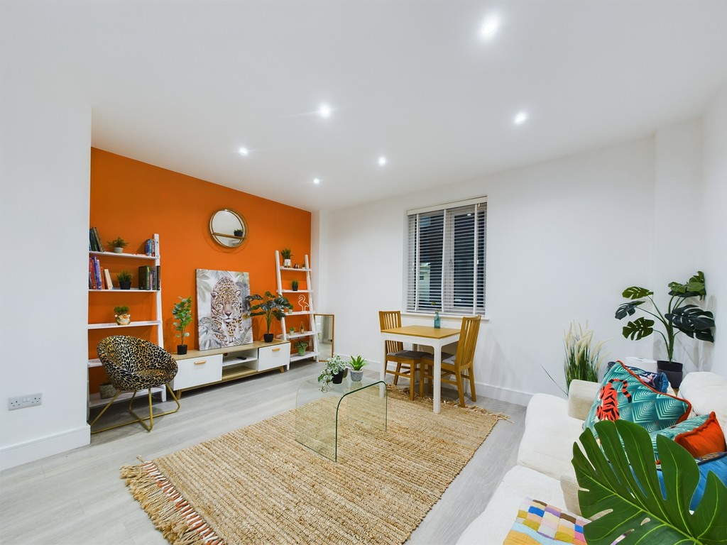 Apartment to rent in North Street, Horsham, RH12 - Property Image 2