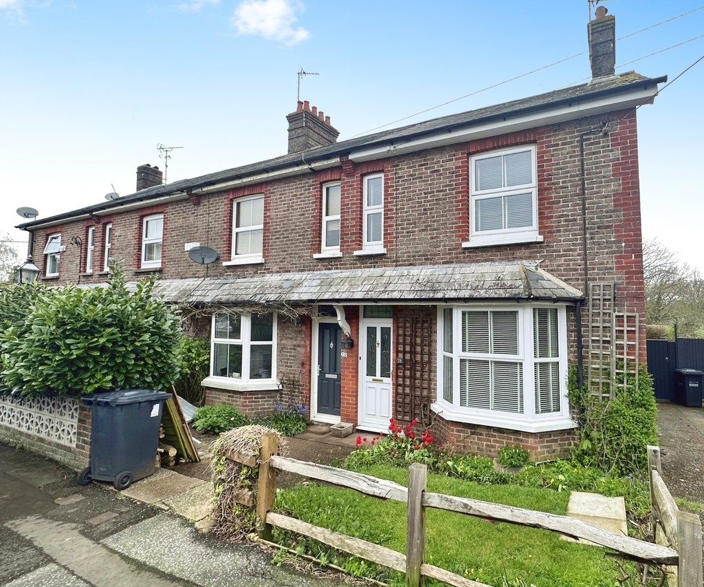 2 bed end of terrace house for sale in Chatfield Road, Haywards Heath  - Property Image 1