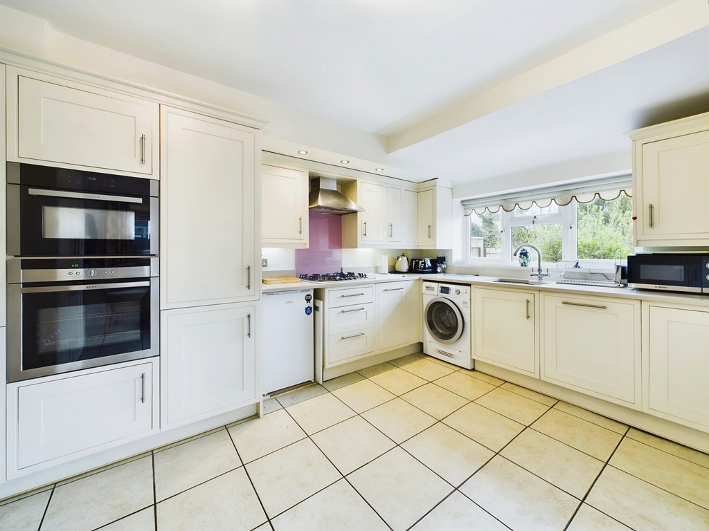 2 bed end of terrace house for sale in Chatfield Road, Haywards Heath  - Property Image 3