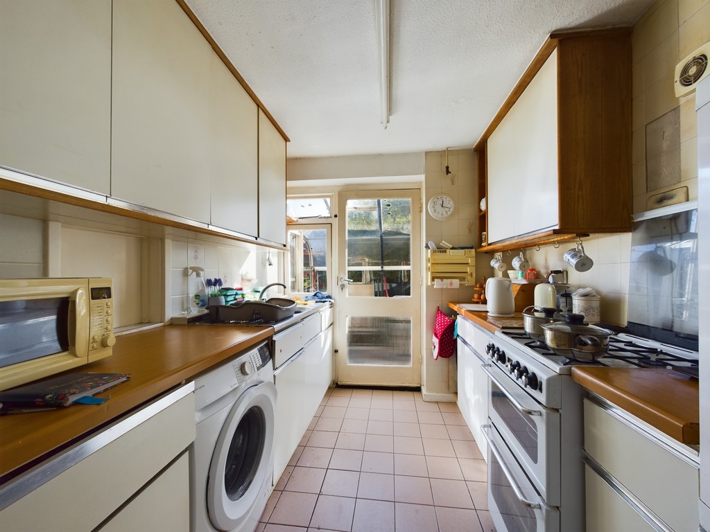3 bed end of terrace house for sale in Stanford Way, Horsham  - Property Image 3