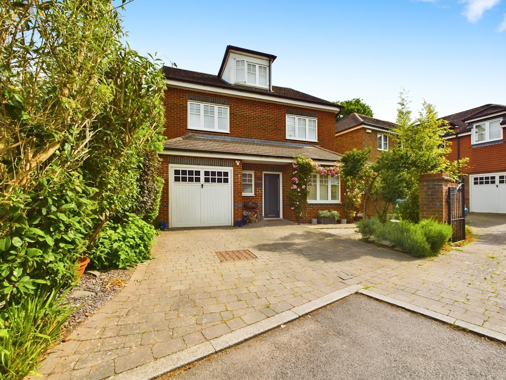 5 bed detached house to rent in Comptons Lane, Horsham  - Property Image 1