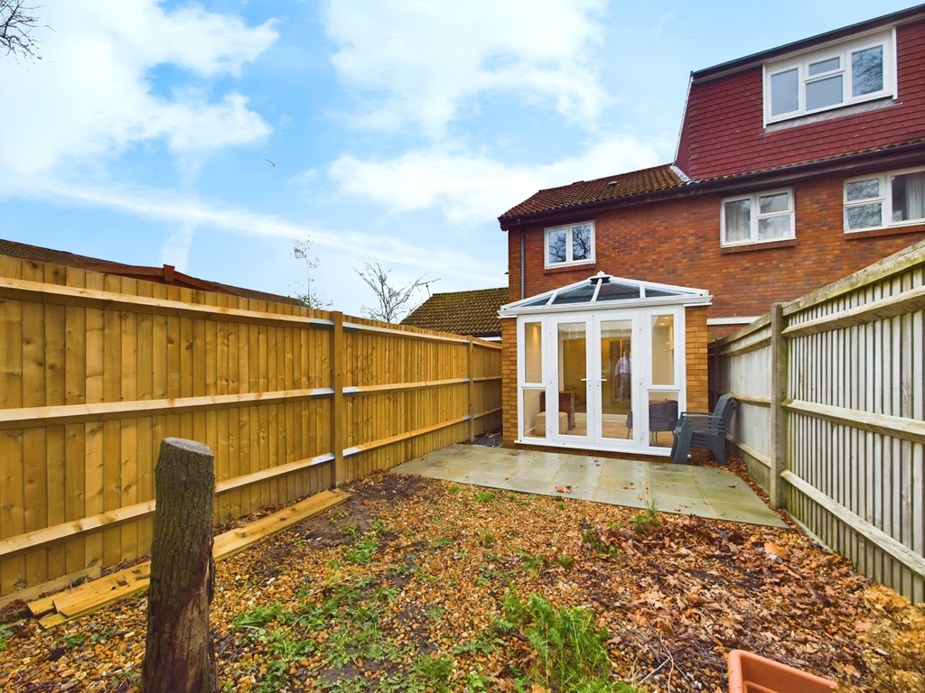2 bed terraced house for sale in Kingslea, Horsham - Property Image 1