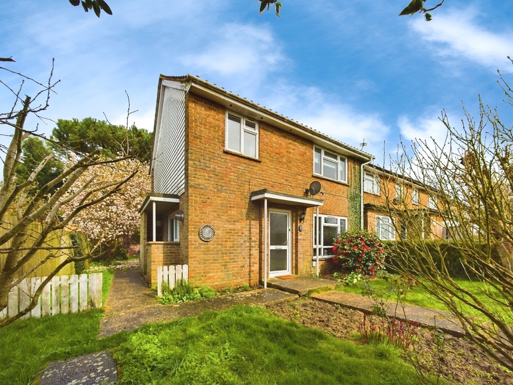 3 bed end of terrace house for sale in Furzefield Road, Horsham, RH12