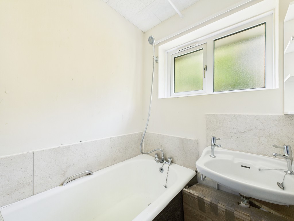 3 bed end of terrace house for sale in Furzefield Road, Horsham  - Property Image 7