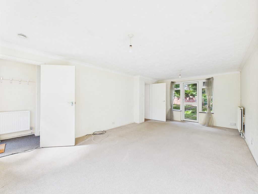 3 bed end of terrace house for sale in Furzefield Road, Horsham  - Property Image 2