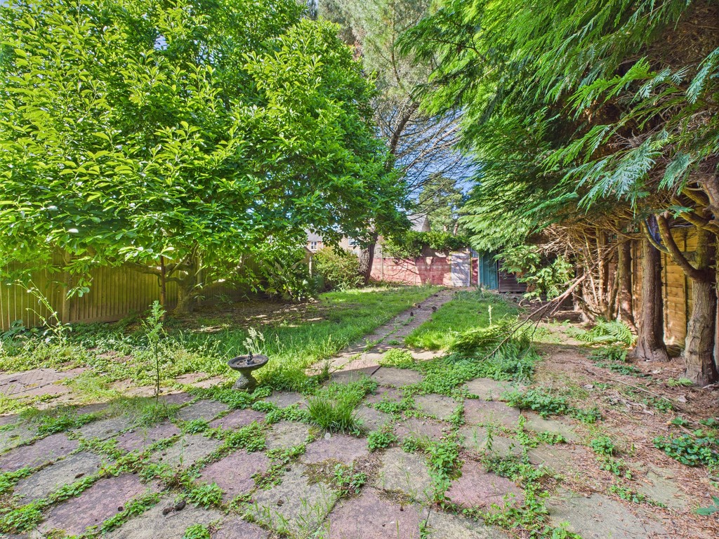 3 bed end of terrace house for sale in Furzefield Road, Horsham  - Property Image 9