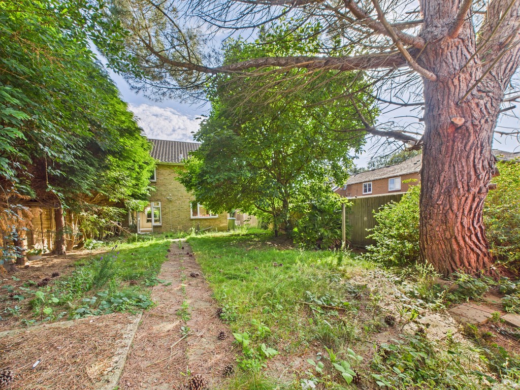 3 bed end of terrace house for sale in Furzefield Road, Horsham  - Property Image 1